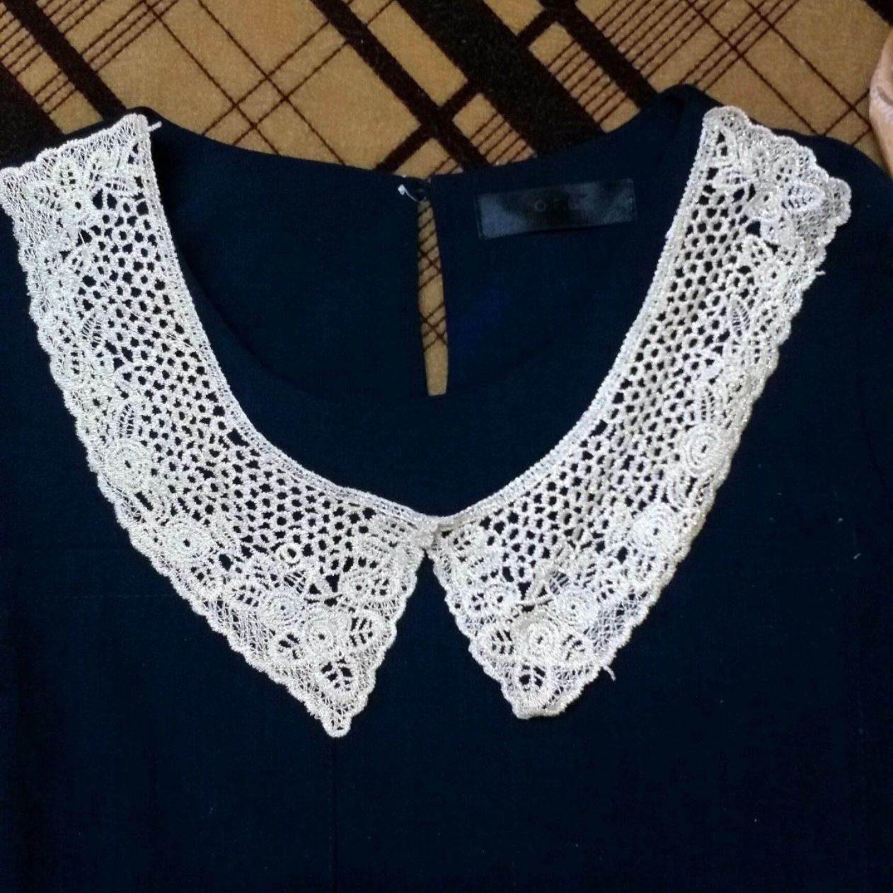 Cổ áo sen may lên áo trang trí