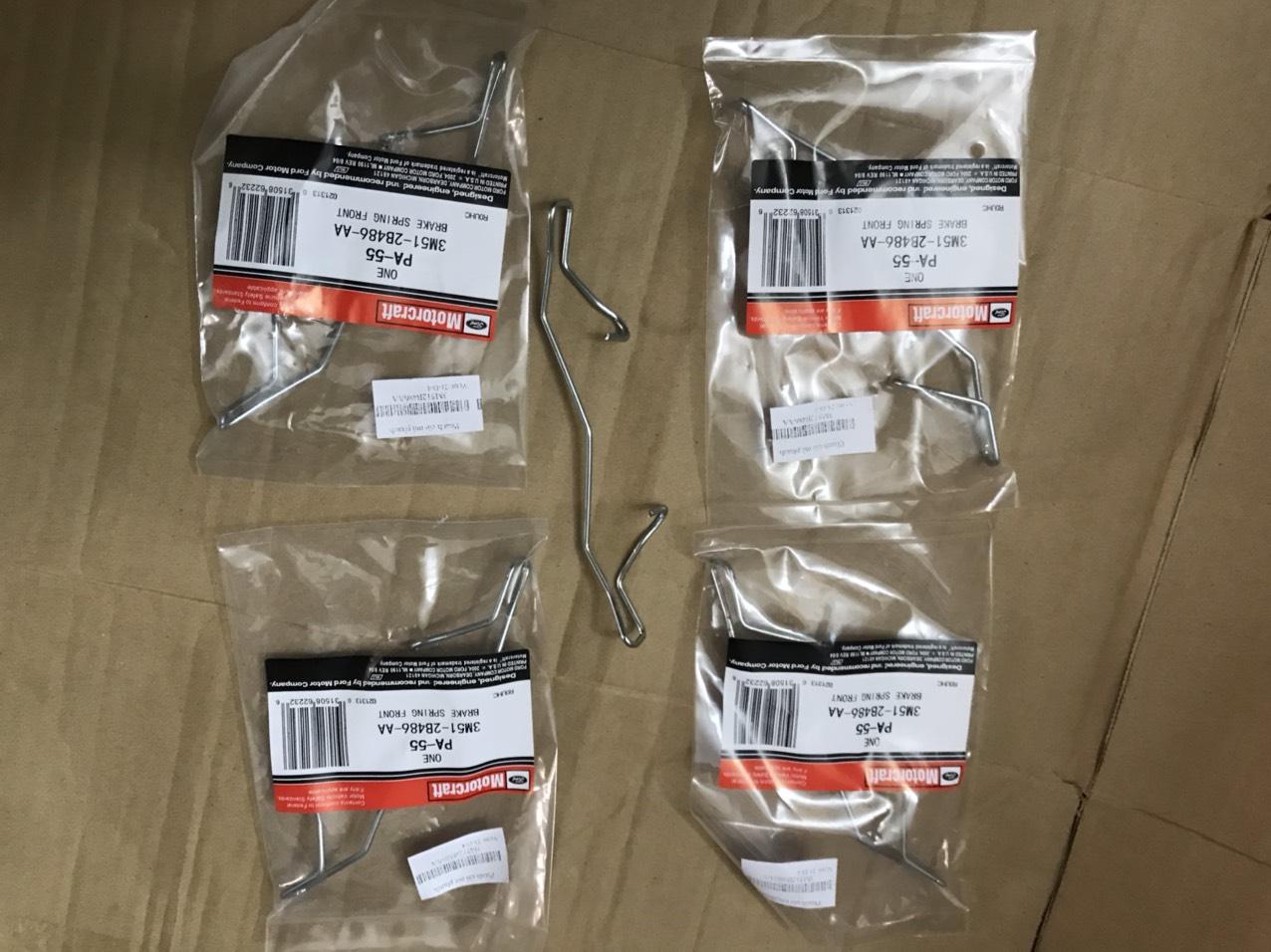 Phanh cài má phanh trước focus 3m512b486aa