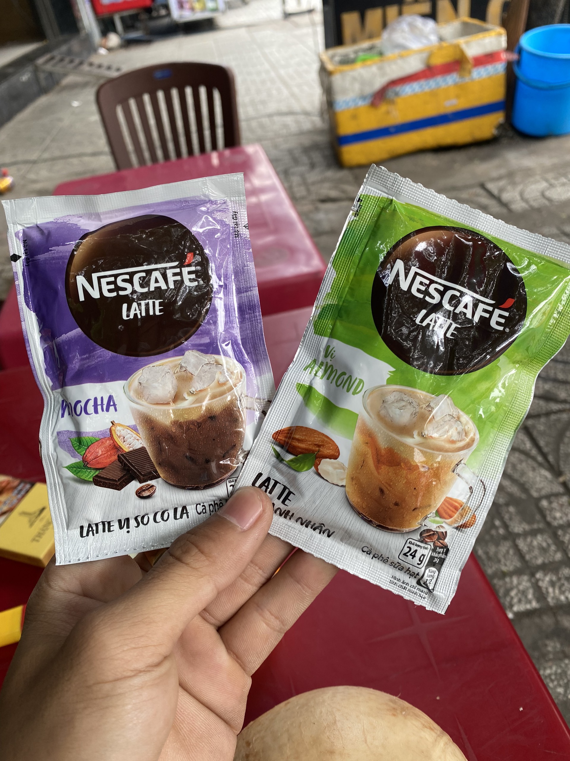 Cà phê hòa tan NESCAFE Sữa Hạt Vị Hạt Phỉ và Hạnh Nhân (240g/hộp)