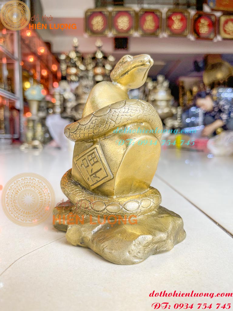 Tượng Rắn Bằng Đồng Phong Thủy Cuốn Thỏi Vàng Cao 18cm - Tượng Rắn 12 Con Giáp