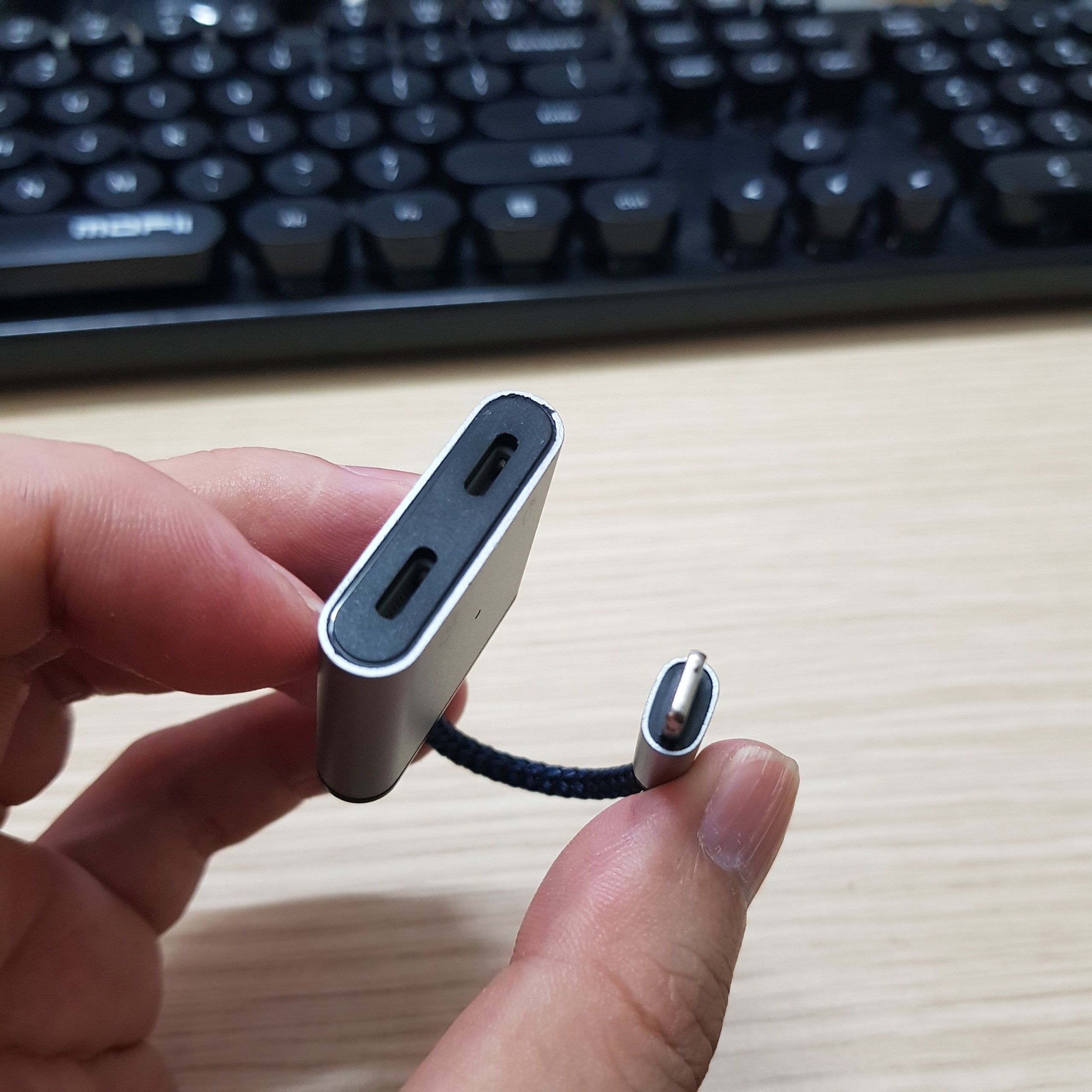 Cáp chuyển chia cổng lightning thành audio 3.5mm và lightning,hỗ trợ mic cực tốt,hàng cao cấp