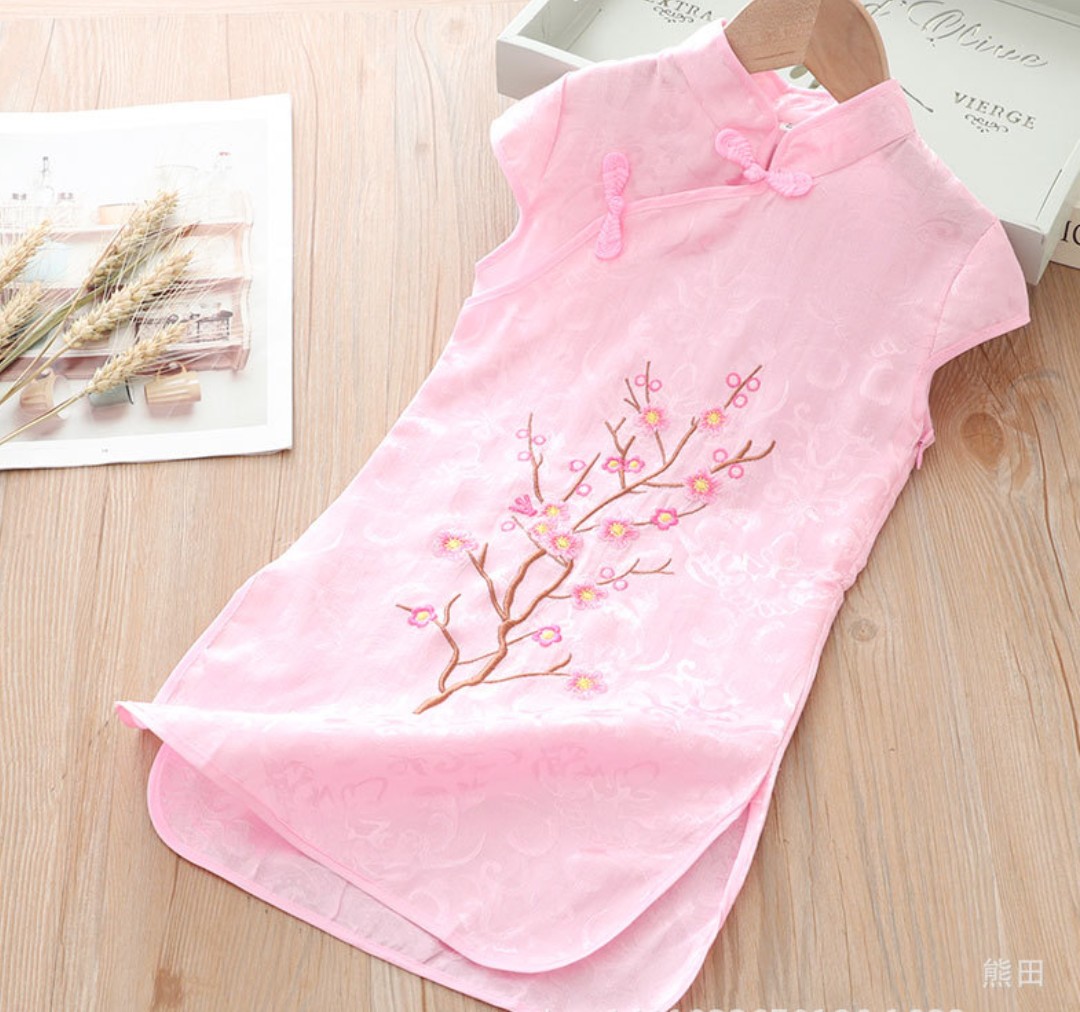 Đầm tết bé gái chất gấm hoa văn thêu nổi