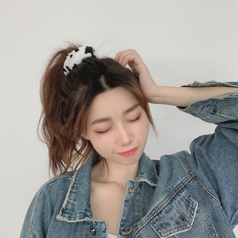 Cột tóc scrunchies lông mịn bò sữa cute