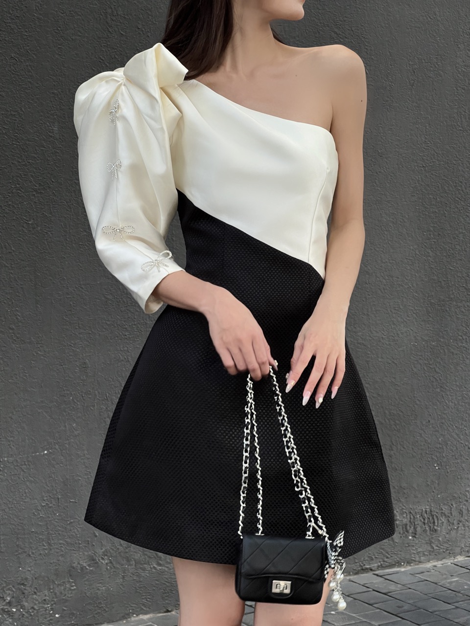 COCO SIN - Đầm Lệch Vai B&W Đính Nơ