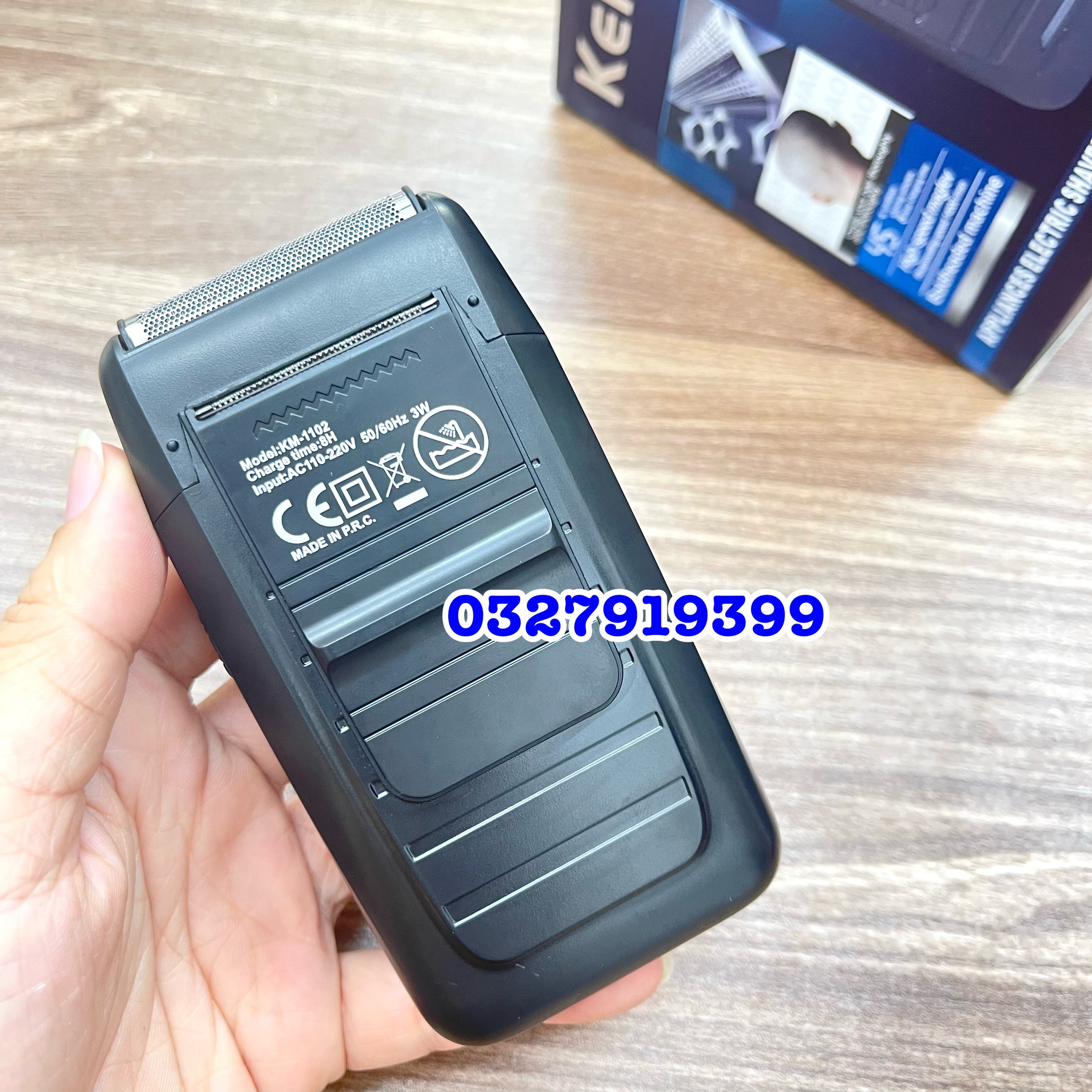 Kemei Máy Cạo Khô Cao Cấp KEMEI 1102 Pin Sạc Dùng 60-90 Phút Sử Dụng 1-2 Giờ Phù Hợp Điện Áp 110-240V Thiết Kế Linh Hoạt Dễ Dàng Xoay Theo Góc Mặt
