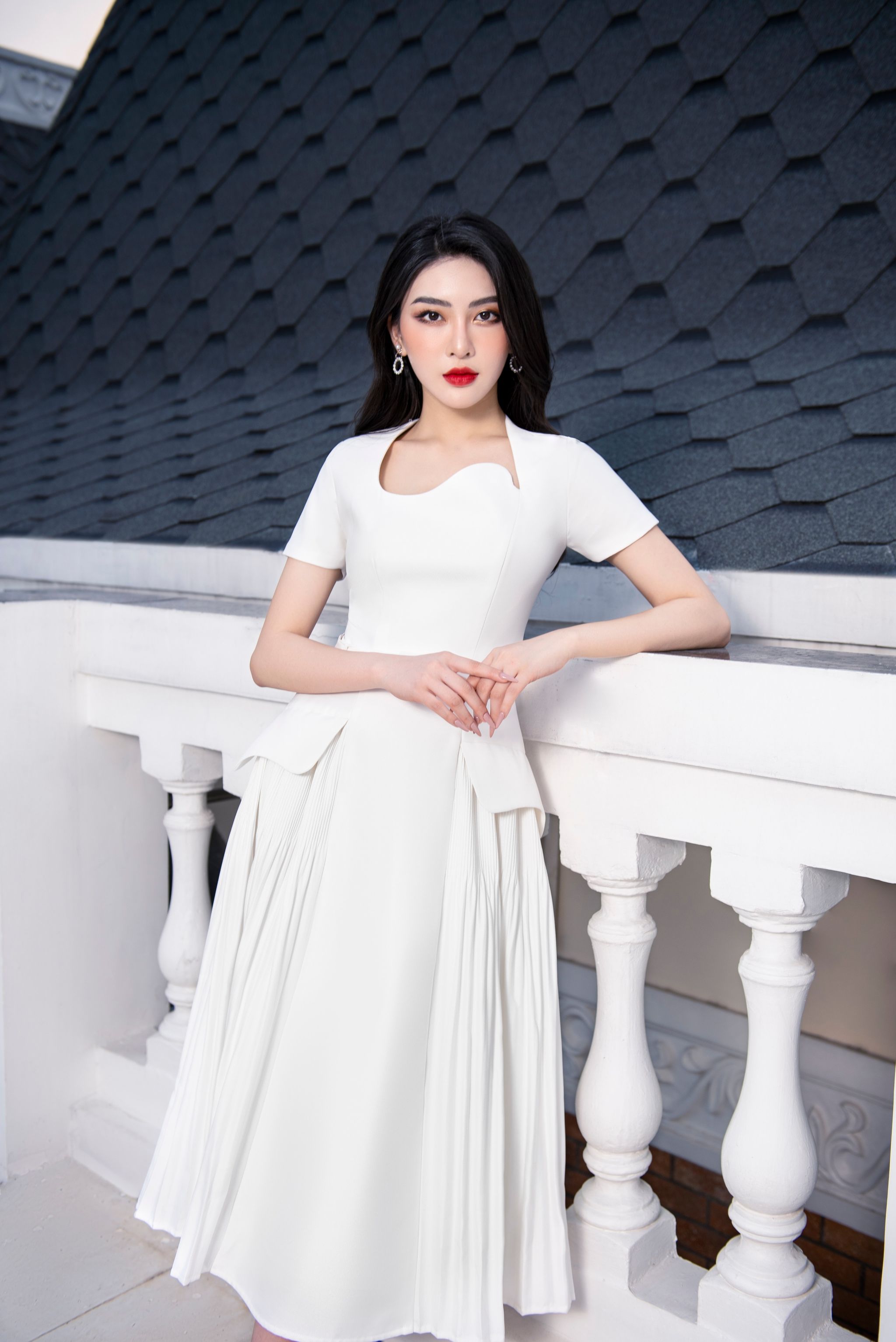 LARMES - Đầm trắng phối dập li cổ lượn Clover