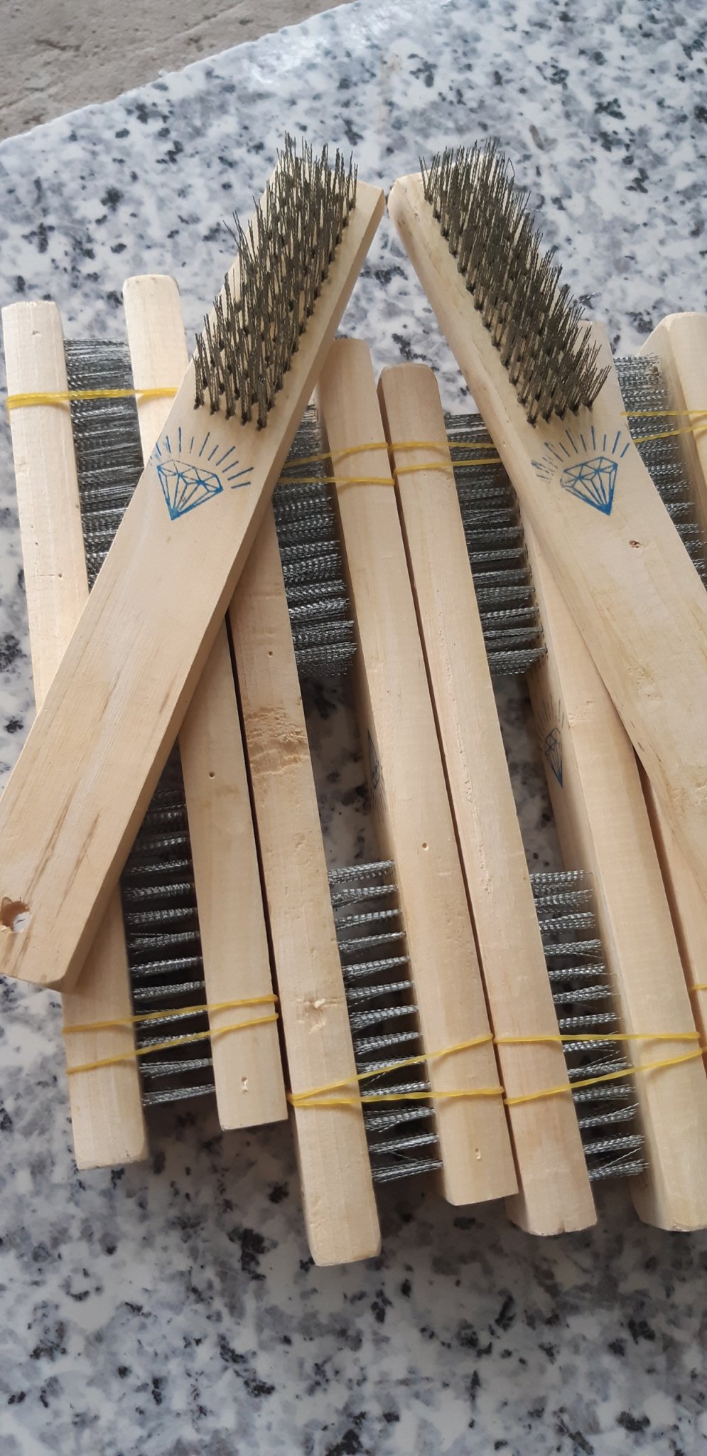 Bàn chải sắt cán gỗ