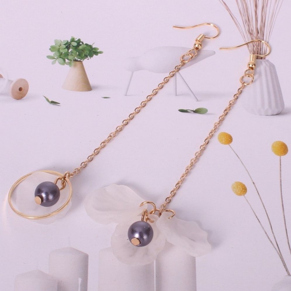 Khuyên tai hoa rơi bất đối xứng