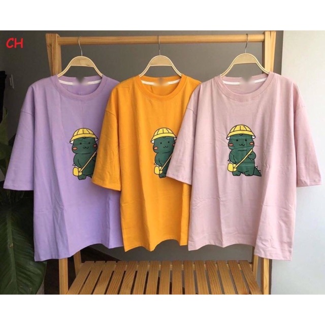 Áo phông khủng long đeo túi mũ vàng COH0320