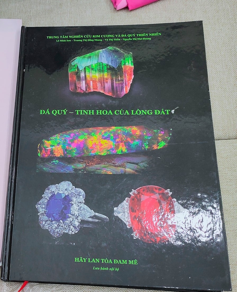 Sách đá quý tinh hoa của lòng đất