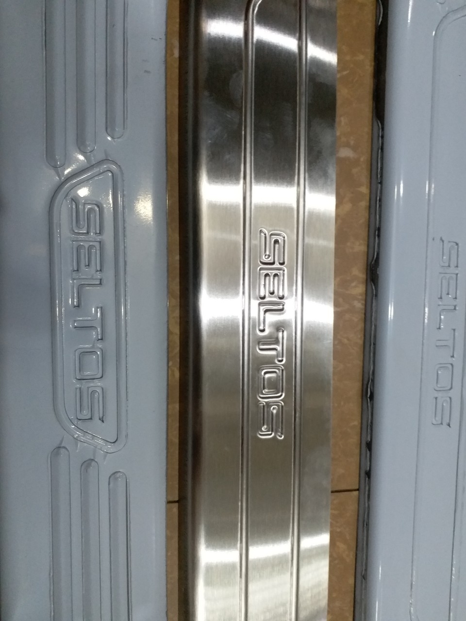 Bậc giẫm ngoài Inox xe Kia Seltos ( Nẹp bước chân ngoài Inox Kia Seltos)