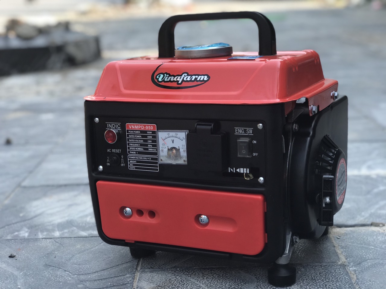 Máy phát điện mini chạy xăng 2 thì Vinafarm 950 công suất 950w giật tay