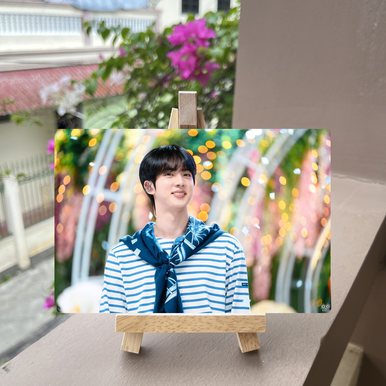 Khung ảnh BTS ( tặng kèm kệ gỗ)