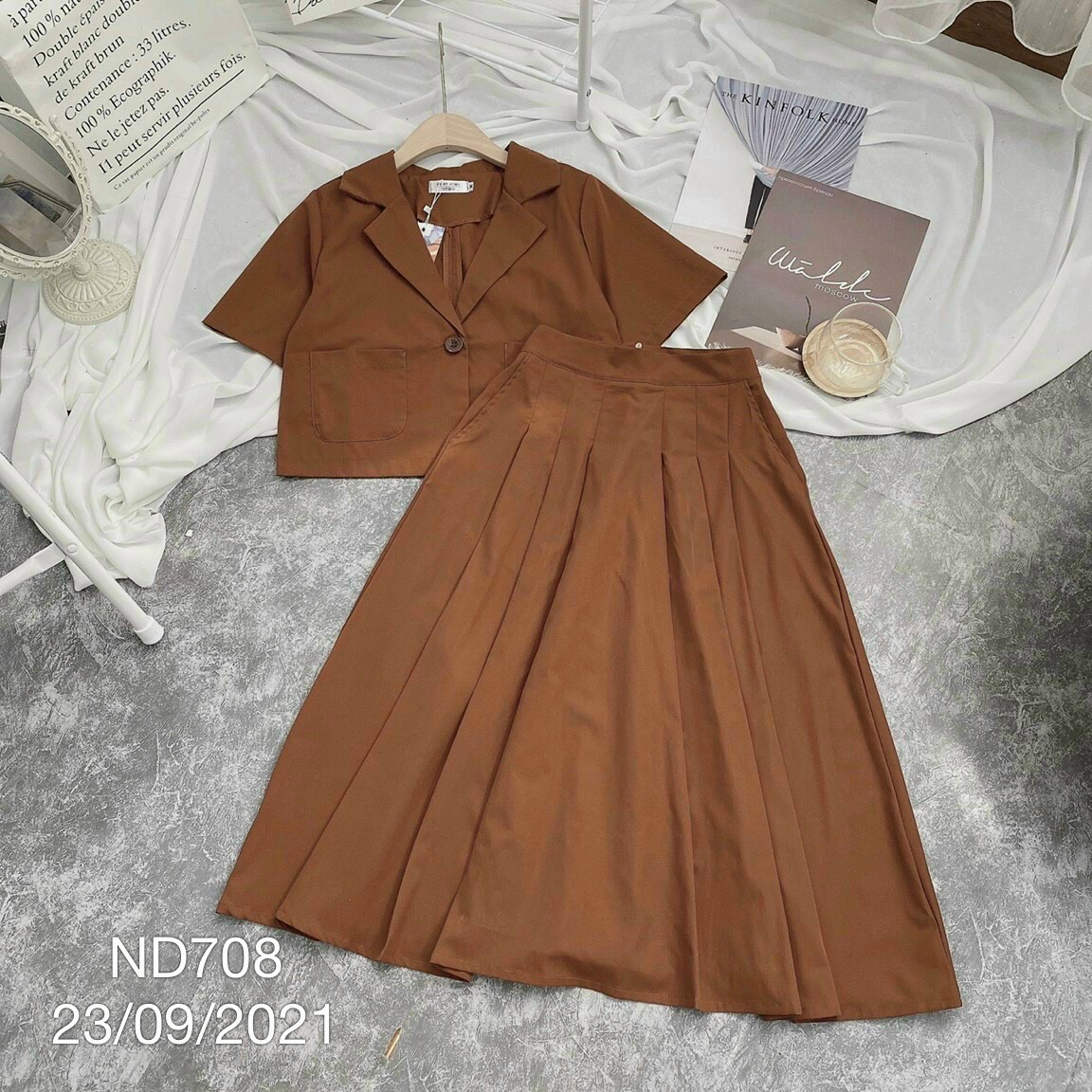 Set Bộ Áo Croptop Dạng Sơ Mi Kèm Chân Váy Chữ A Chất Liệu Tuyết Mưa