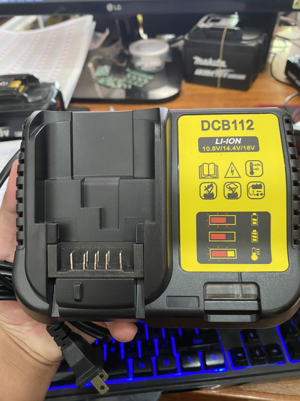 Sạc Dewalt Dcb118- 3A , Điện 220V.