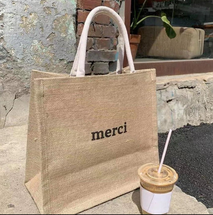 Túi cói Merci có miếng đệm đáy giữ form túi