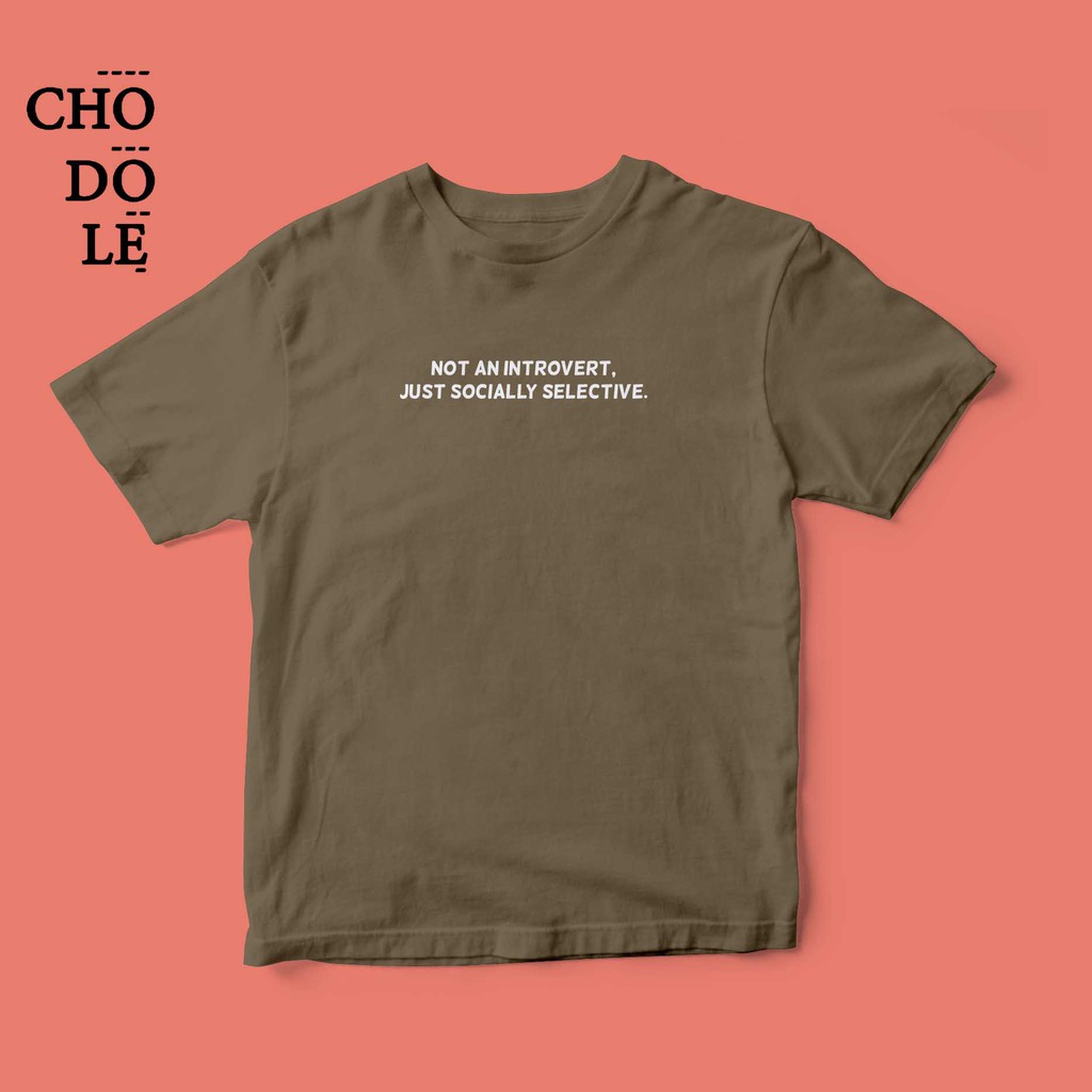 Áo thun unisex cotton in chữ Not an introvert, just socially selective