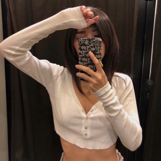 Áo Croptop Tay Dài 3 Nút Cổ V