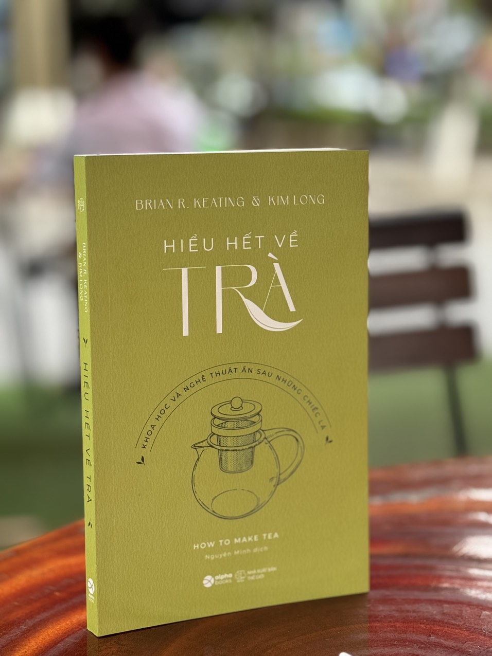Hiểu hết về trà: khoa học và nghệ thuật ẩn sau những chiếc lá - brian r. keating & kim long - nguyễn minh dịch - alpha books - nxb thế giới.