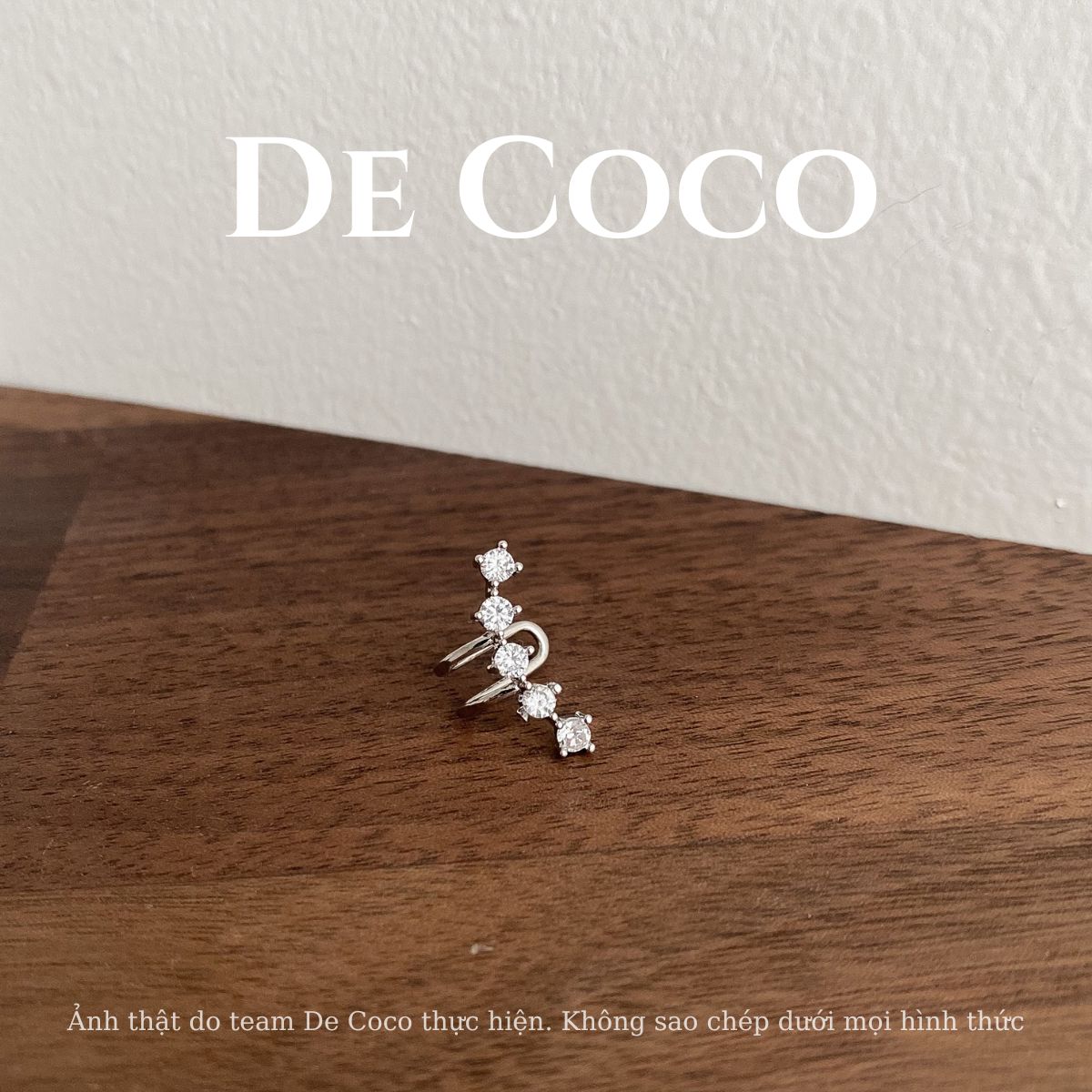 Khuyên tai kẹp vành đính đá Starfall De Coco