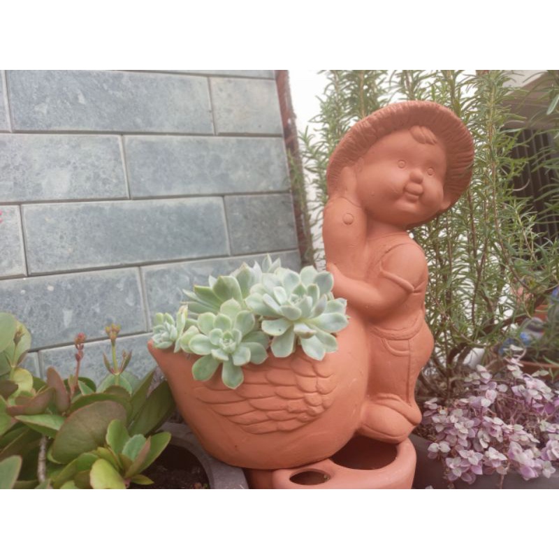 Chậu đất nung hình bé ôm vịt