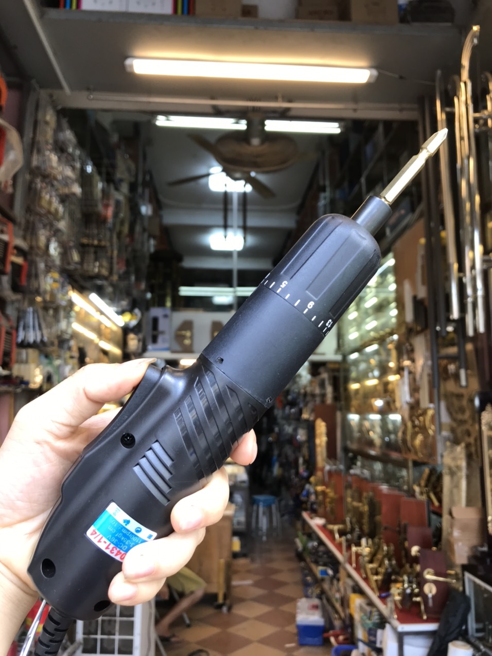 Máy vặn vít, tua vít điện dùng điện 1/4” C-mart C0431 đen