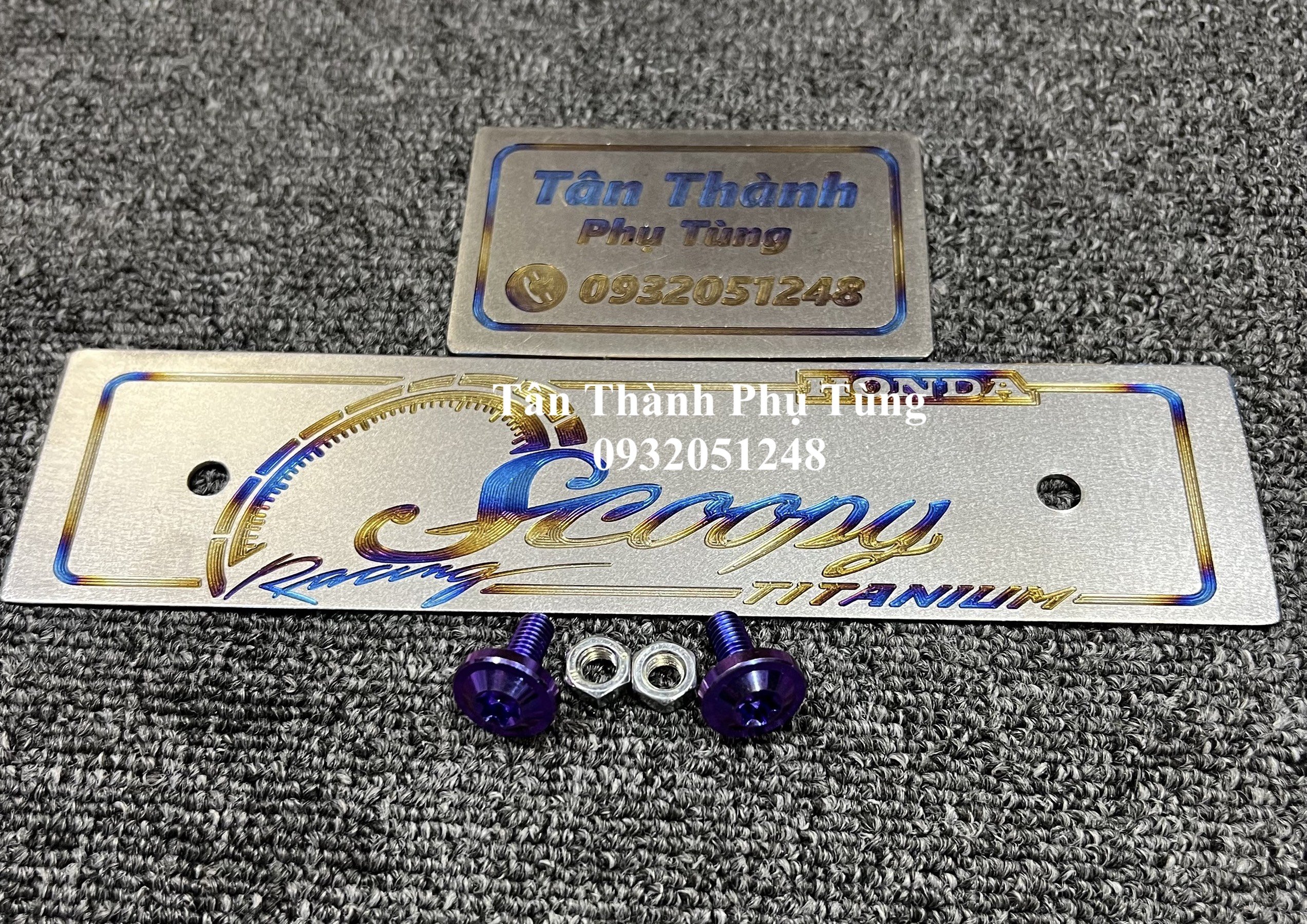 Bảng tên Titan Scoopy màu khò kèm 2 ốc GR5 tím