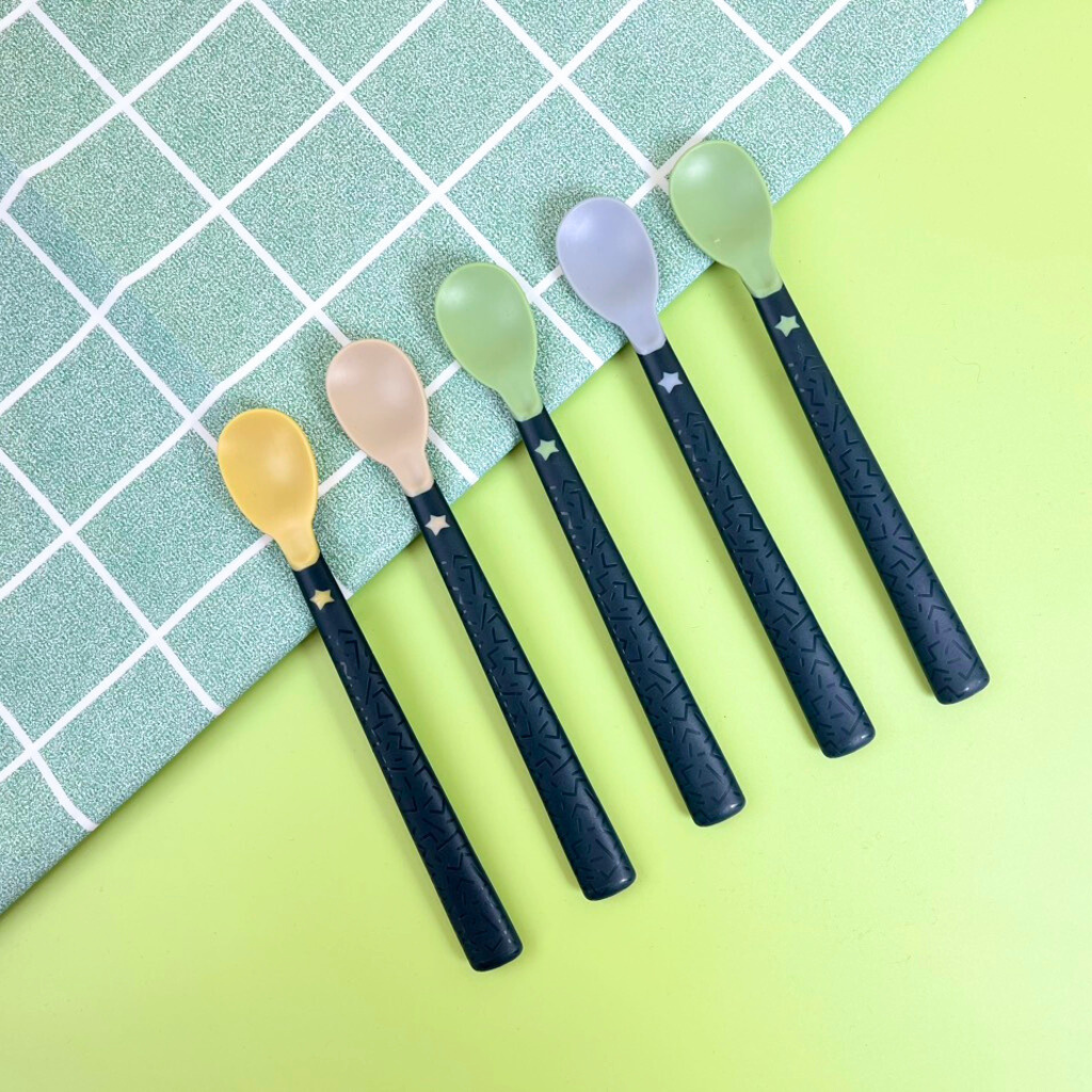 Tommee Tippee Softee Baby Feeding Spoons, for Babies from 4 Months - Set of 5 Spoons, Individual (Random Color Delivery)