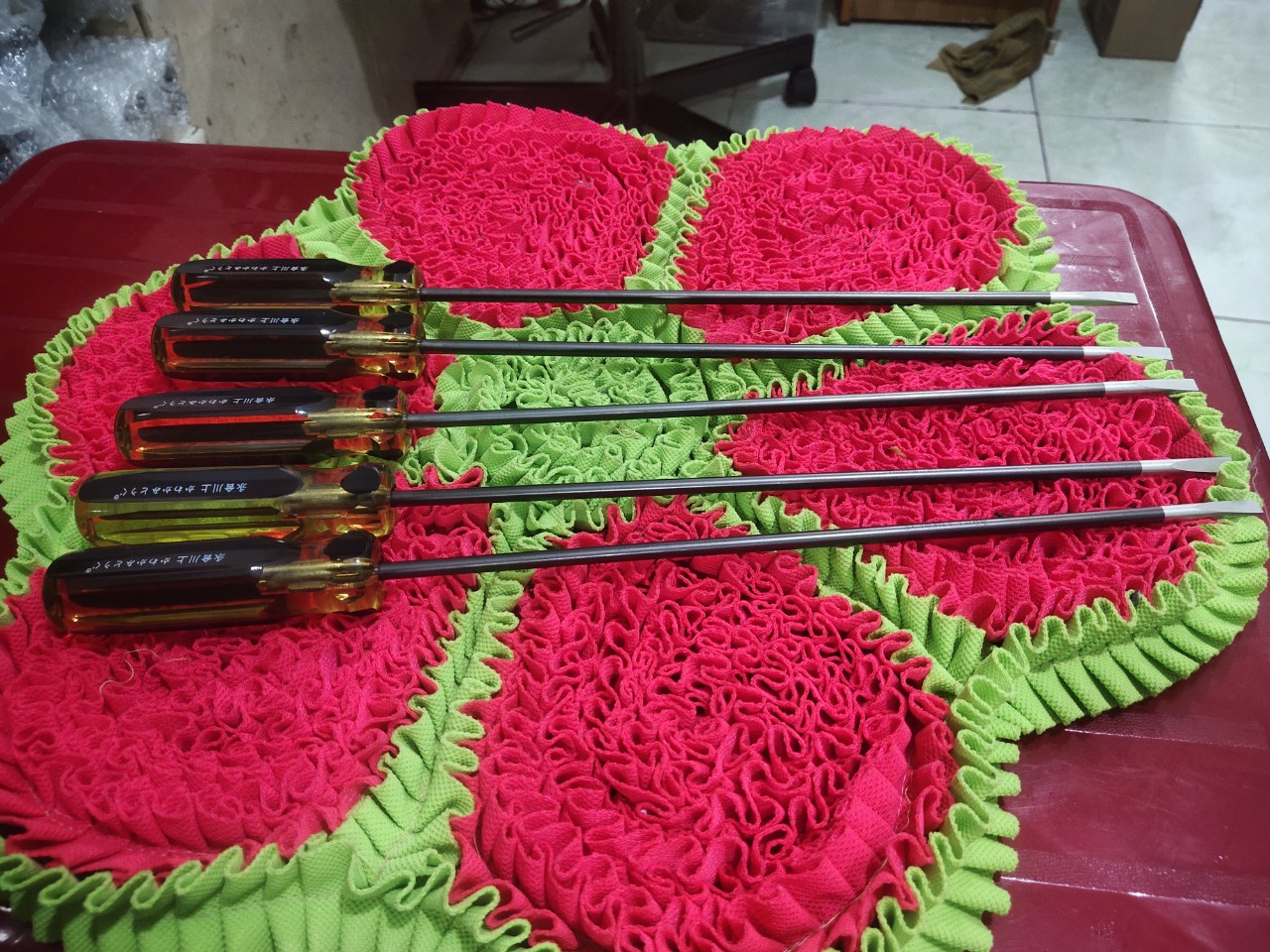 cây tô vít 2 cạnh 5x300 của nhật