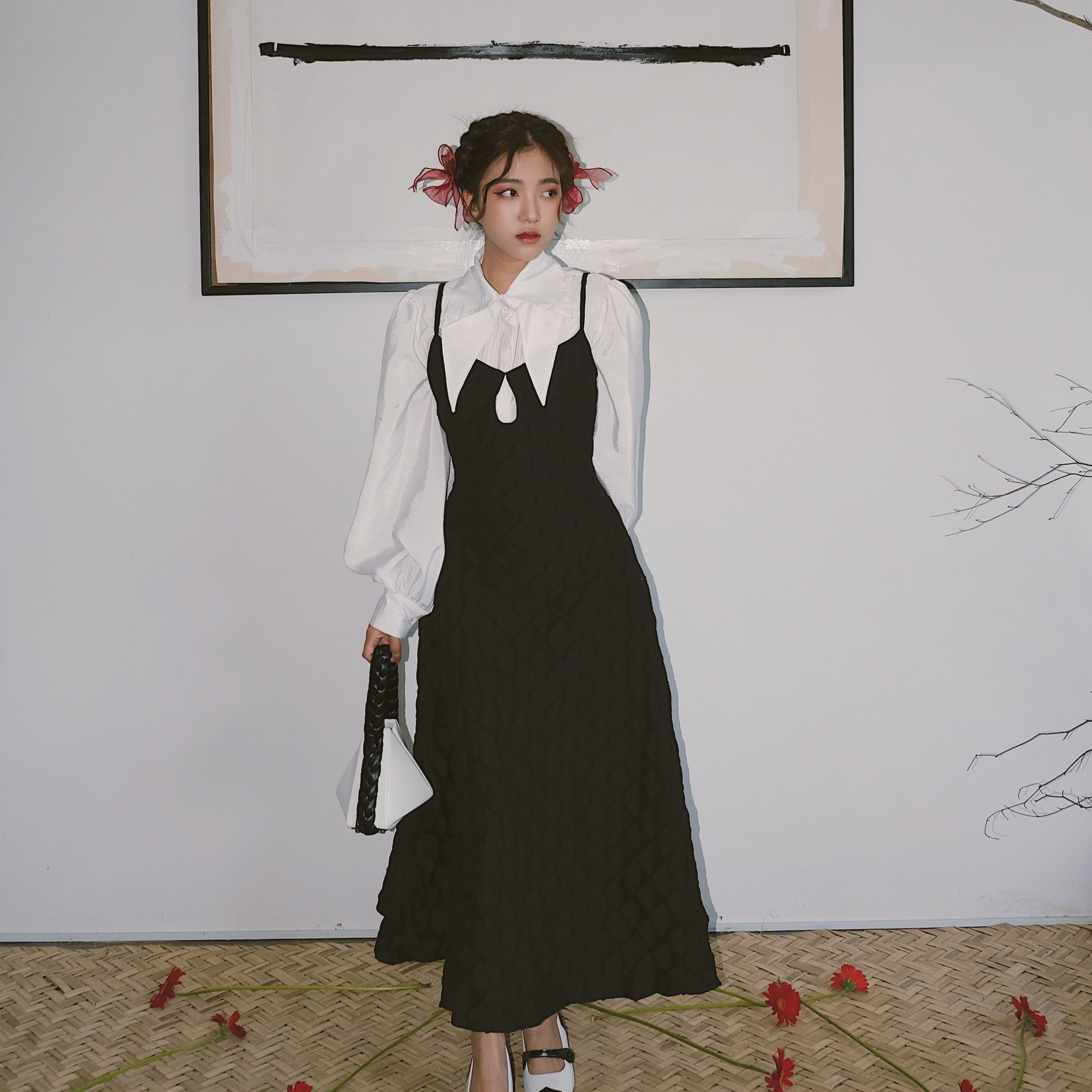 INTO.EIGHT | Đầm đen vải gấm cắt giọt nước INTO.EIGHT thiết kế (Dainty Dress)