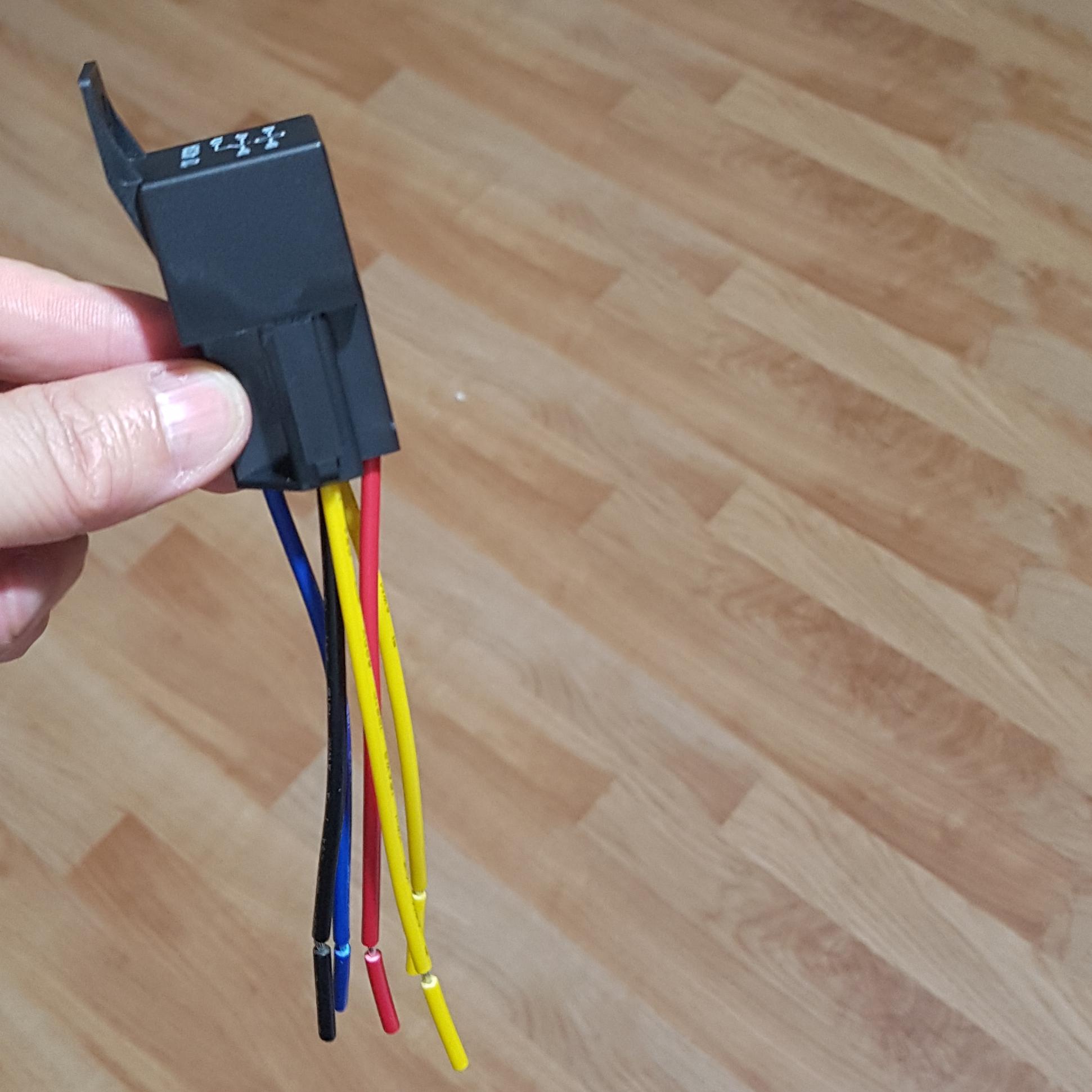 Rơ le trung gian 5 chân 12V-40A có cả đế cắm dây