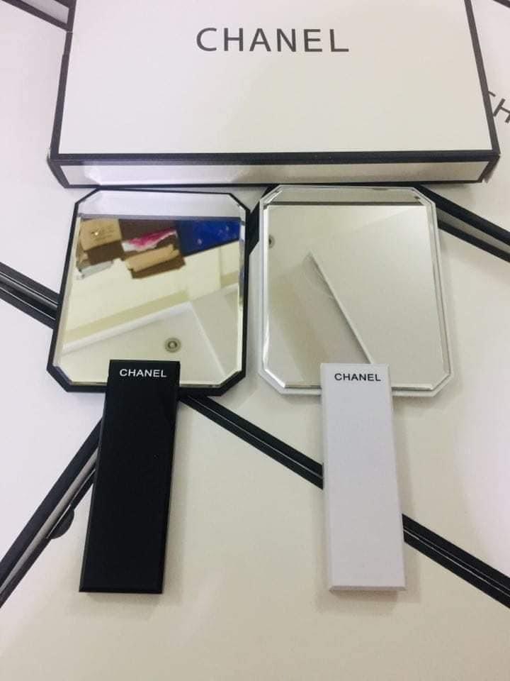 Gương cầm tay chanel