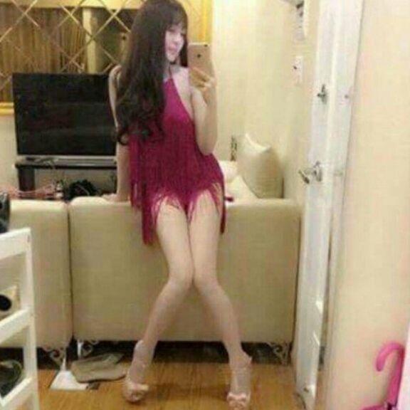 Đầm body cổ yếm tua rua