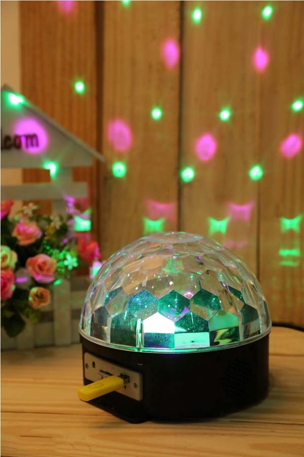 Đèn LED sân khấu bar vũ trường chớp 7 màu hiệu ứng nhấp nháy xoay theo nhạc có remote điều khiển
