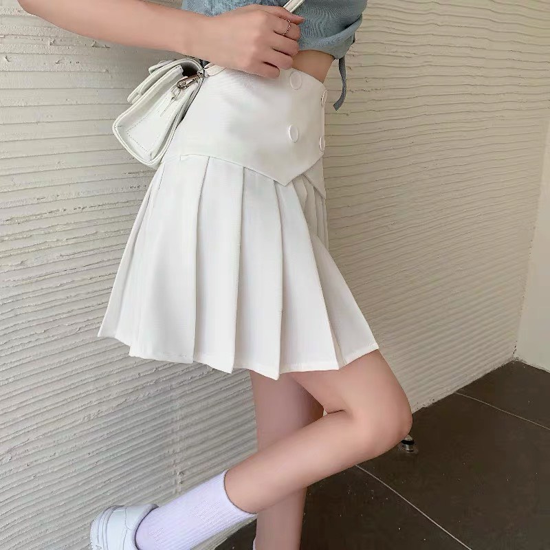 Chân váy xếp ly dáng ngắn có 4 cúc