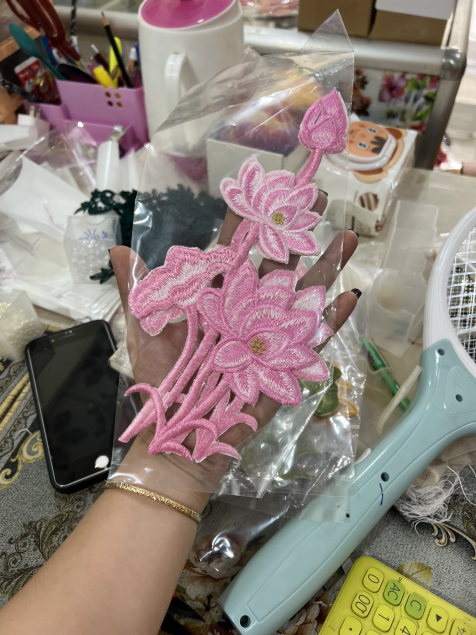 (ren ủi) cặp hoa thêu sen ủi 24cm