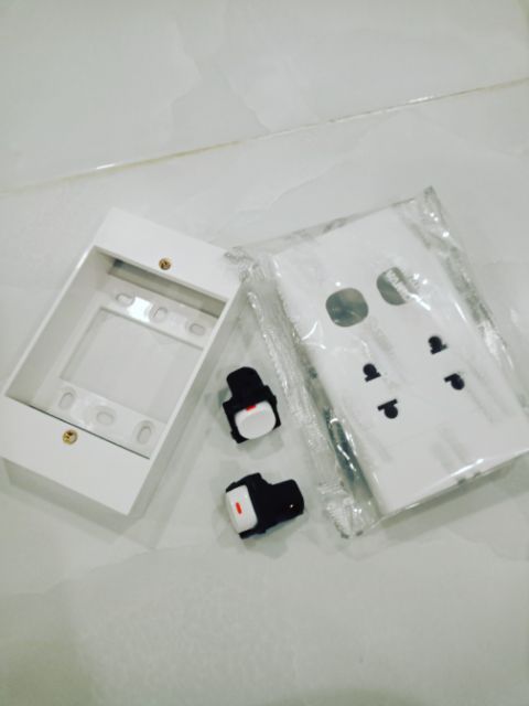 [HCM]Ổ cắm 2 công tắc 2 lỗ cắm  + đế nổi VANLOCK