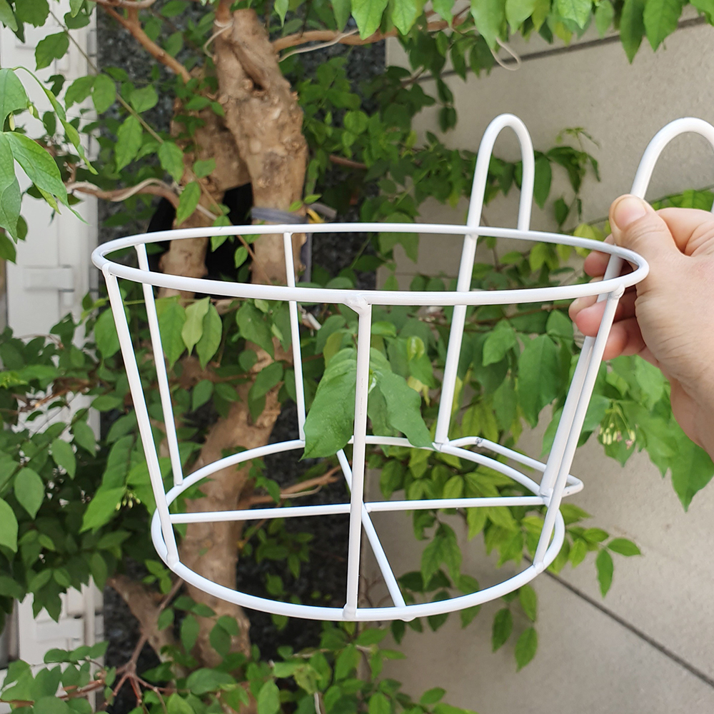[HCM]05 móc tròn treo chậu hoa ban công khung cửa sổ đường kính 22cm đáy 18cm – cao 12cm Chiều ngang móc treo: 6cm Chất liệu: sắt đặc sơn tĩnh điện cứng cáp bền đẹp