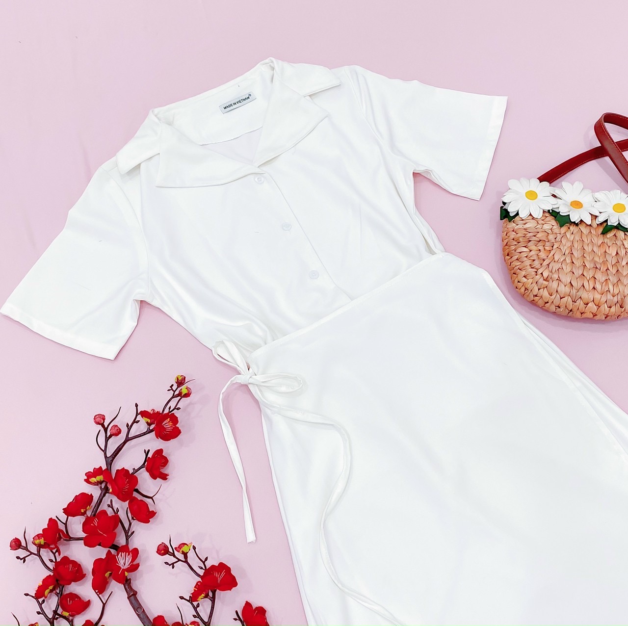 Đầm trắng cổ vest đắp tà