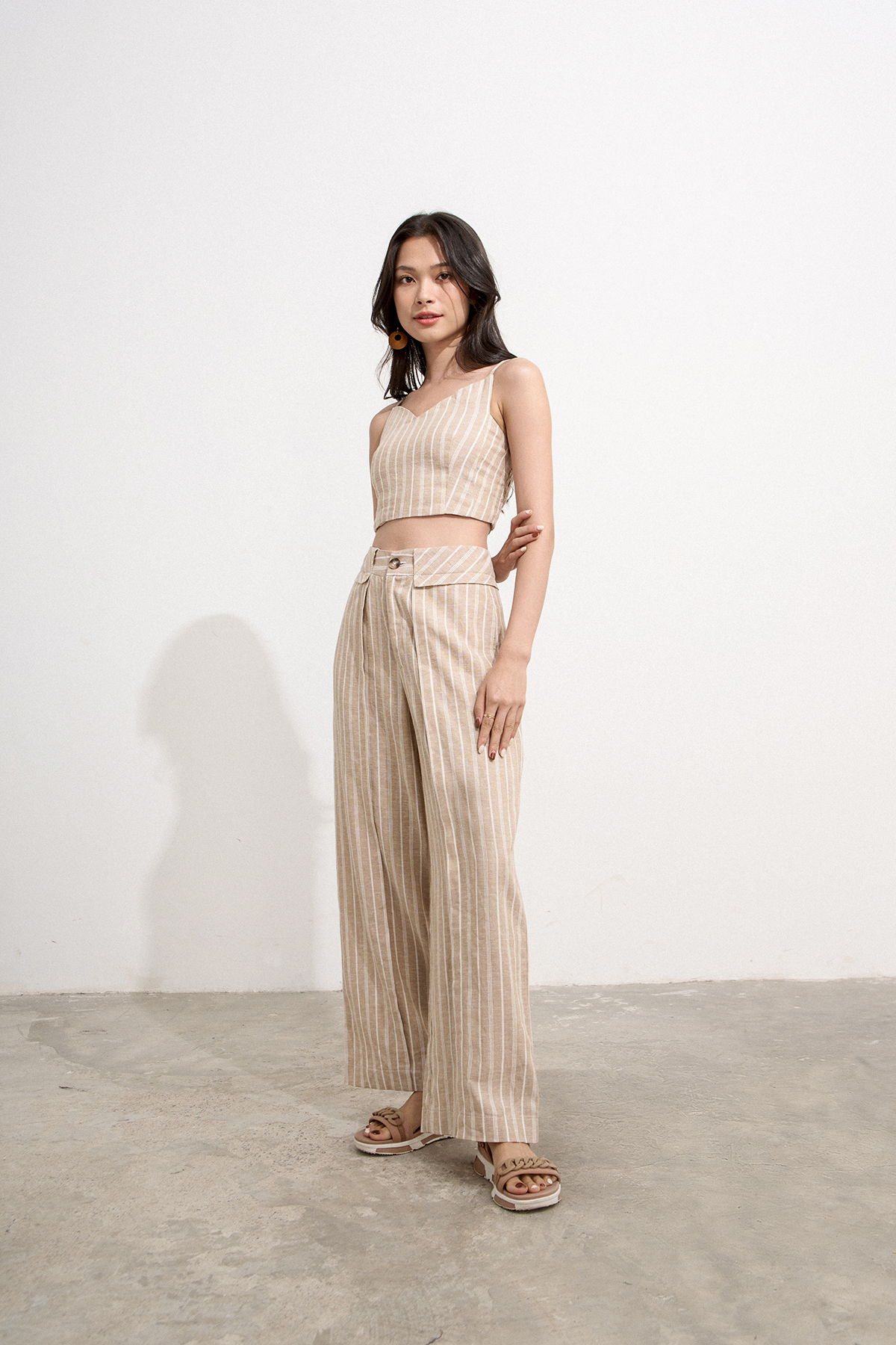 [NHẬP MÃ NOVFALAZSOCIAL02 GIẢM 40K ĐƠN 199K  ] Bộ croptop MAYBI quần dài chất cát,line