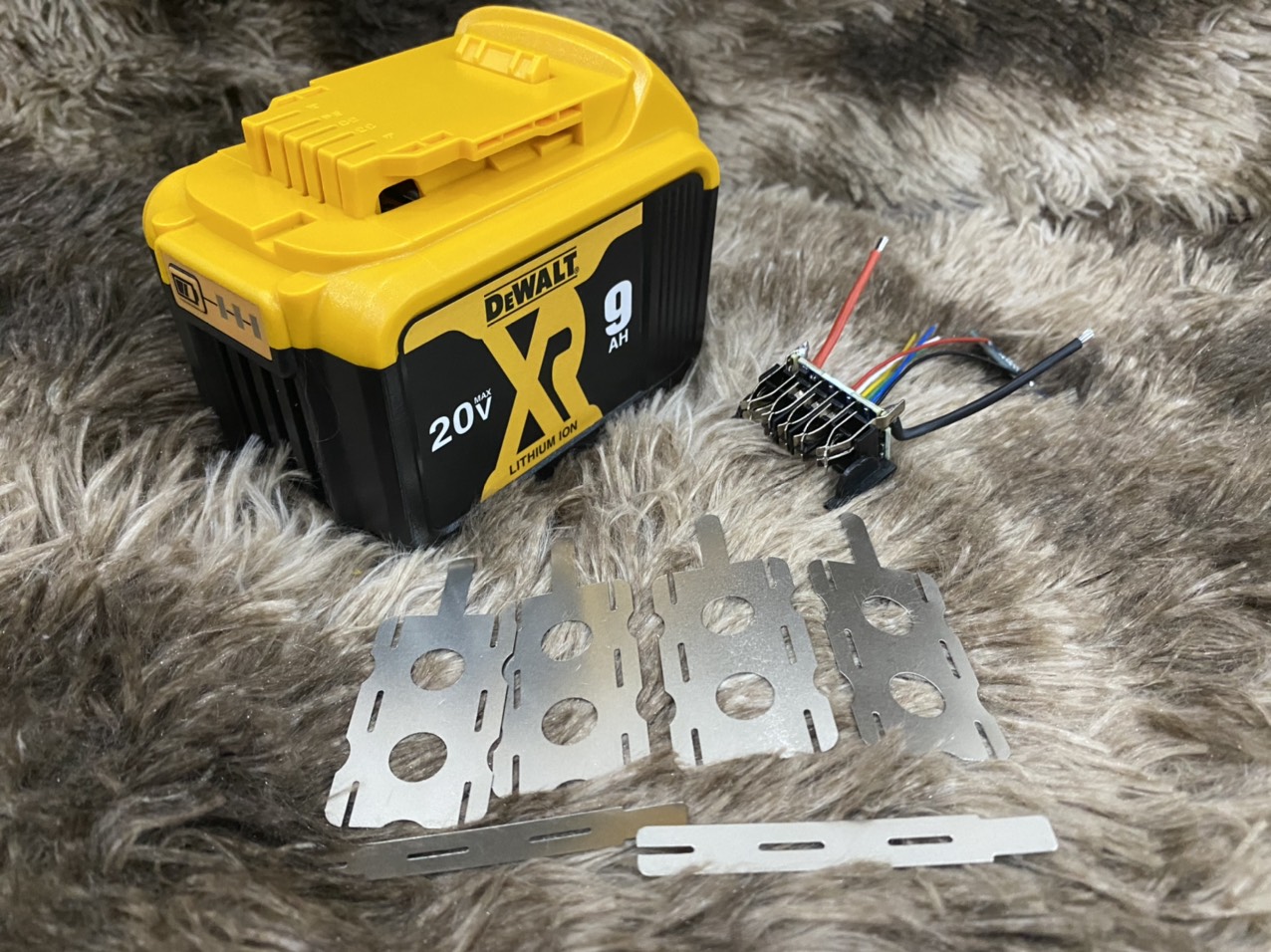 Vỏ mạch dewalt 18v 9ah li-ion, 3 hàng cell, có led báo, nhận sạc zin.