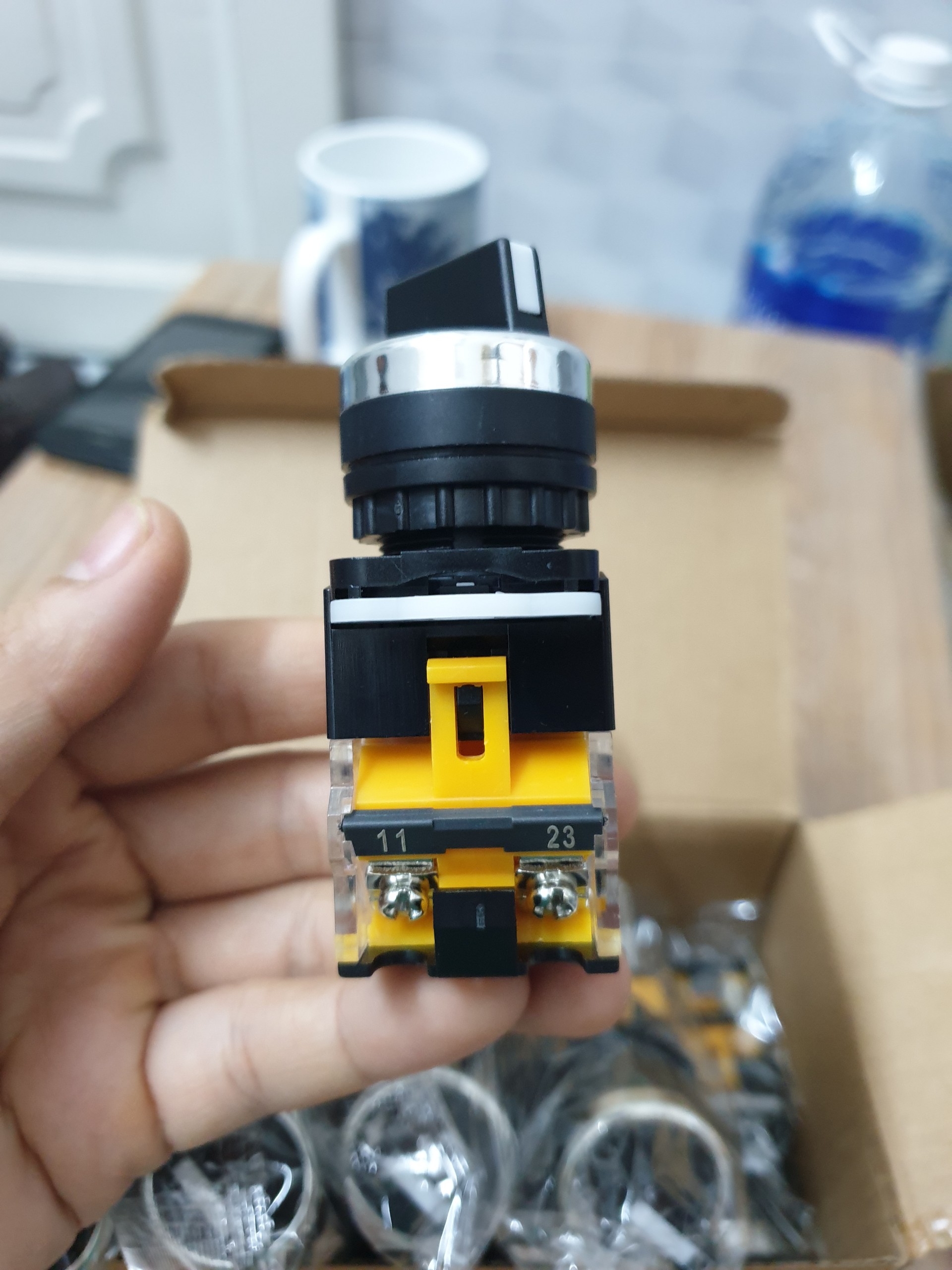 Công tắc xoay 2 / 3 vị trí LA38