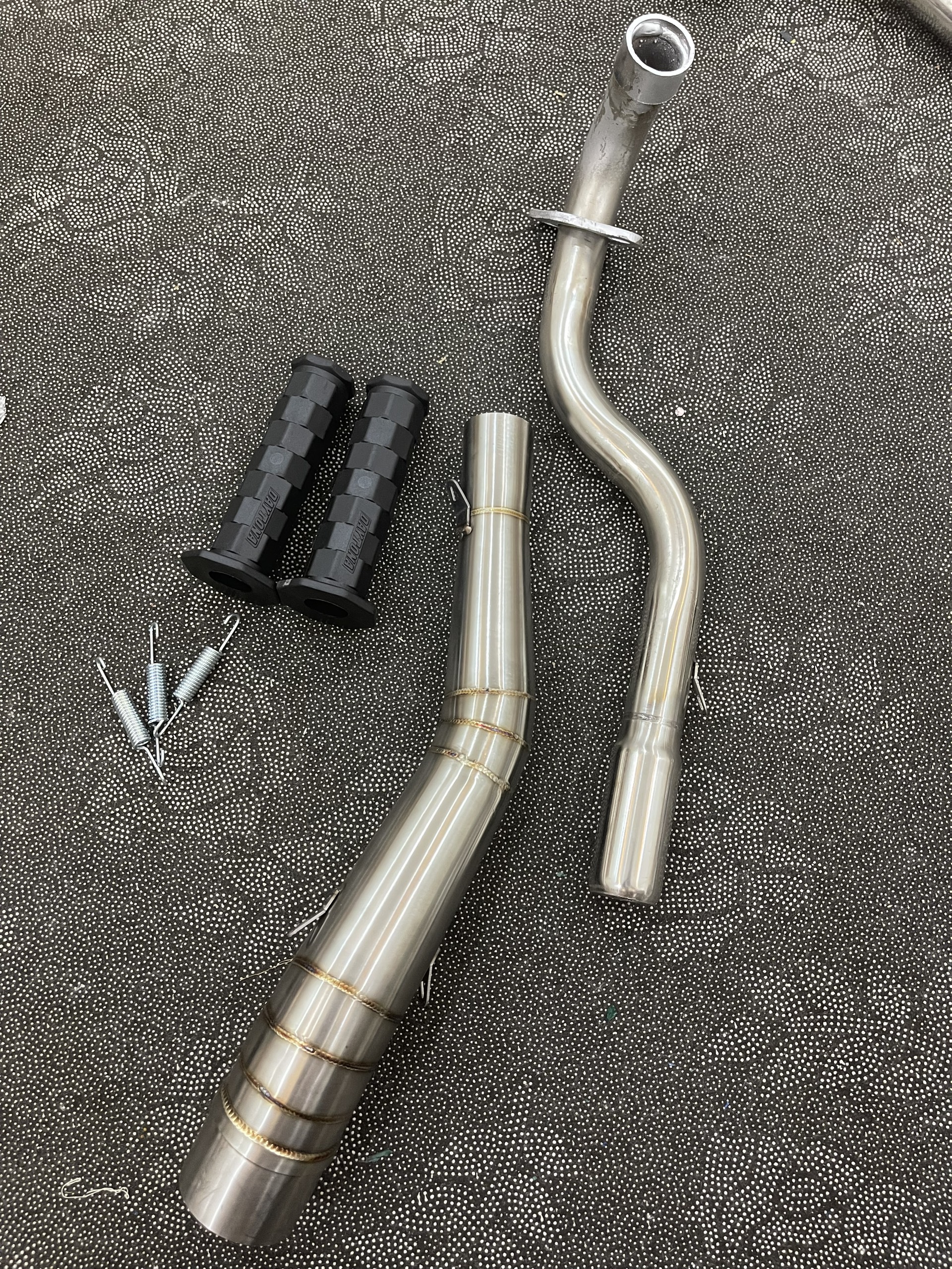 Cổ Pô  2 Khúc Cho Mọi Dòng Xe số Tặng 3 Lò xo + 1 Đôi Bao Tay