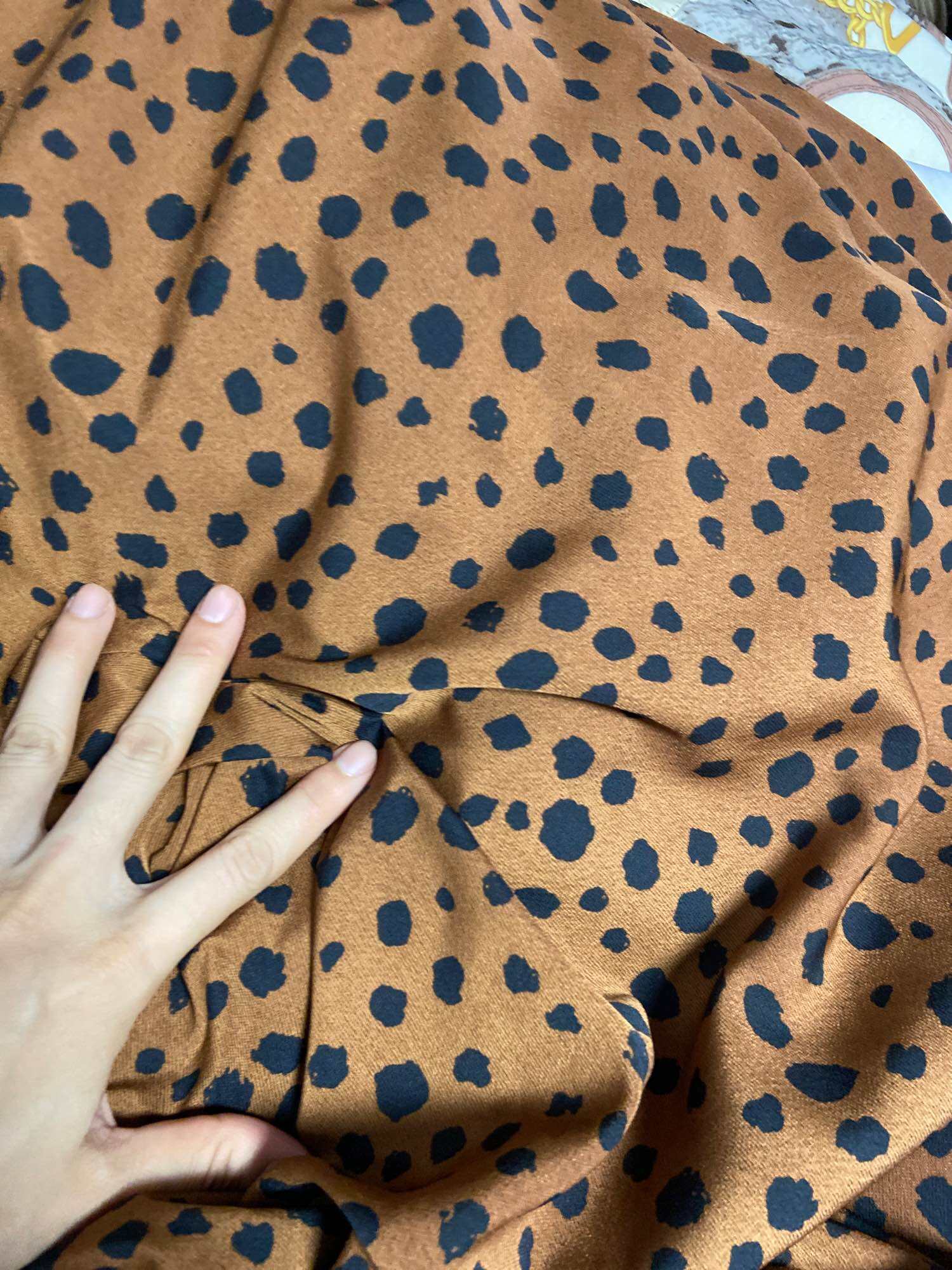 2m x 1m5 vải lụa hàn chấm đen nền nâu ngoài đậm đẹp mềm không co giản 2m khổ 1m5(62)