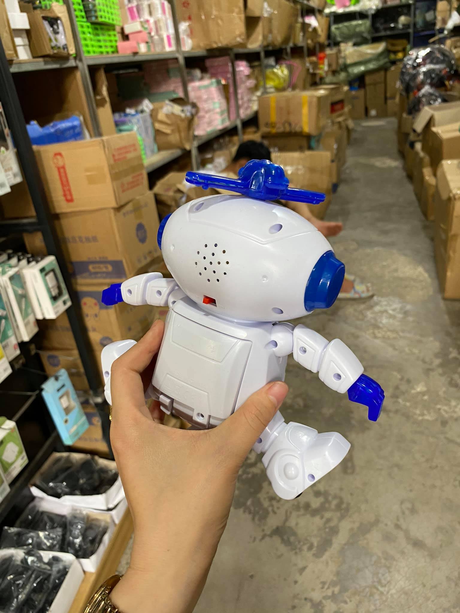 Đồ chơi robot xoay 360 độ có nhạc cho bé