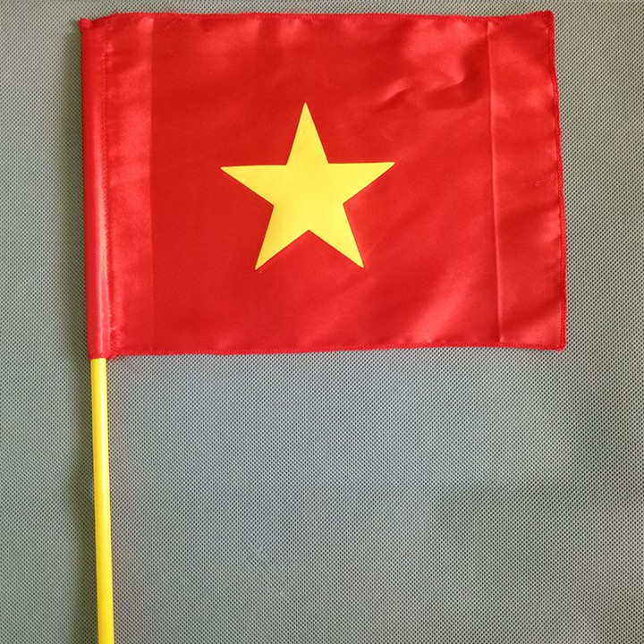 Cờ cầm tay Việt Nam: Một sự thật đáng tự hào cho nước ta là cờ đỏ sao vàng đã trở thành biểu tượng của dân tộc. Hình ảnh cờ cầm tay Việt Nam hiện nay đã được cập nhật với nhiều mẫu mã mới lạ, độc đáo và sáng tạo, tạo nên sự hấp dẫn cho người dùng. Hãy cùng đến với những mẫu cờ cầm tay Việt Nam để thể hiện tình yêu quê hương và niềm tự hào dân tộc.