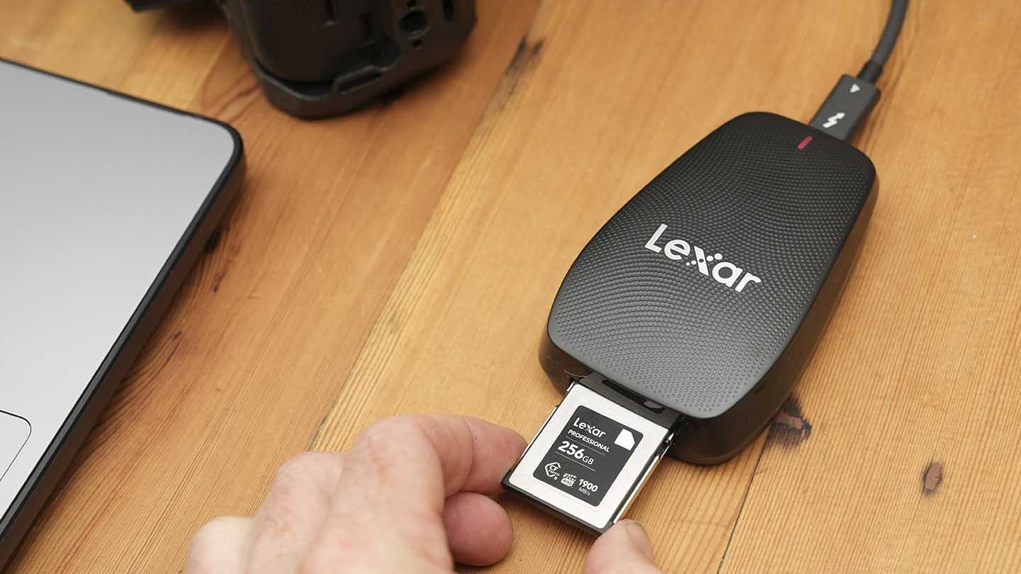 Đầu đọc thẻ Lexar Professional CFexpress Type B USB 3.2 - LRW550U, tốc độ truyền nhanh, kích thước nhỏ gọn, chính hãng BH 5 năm