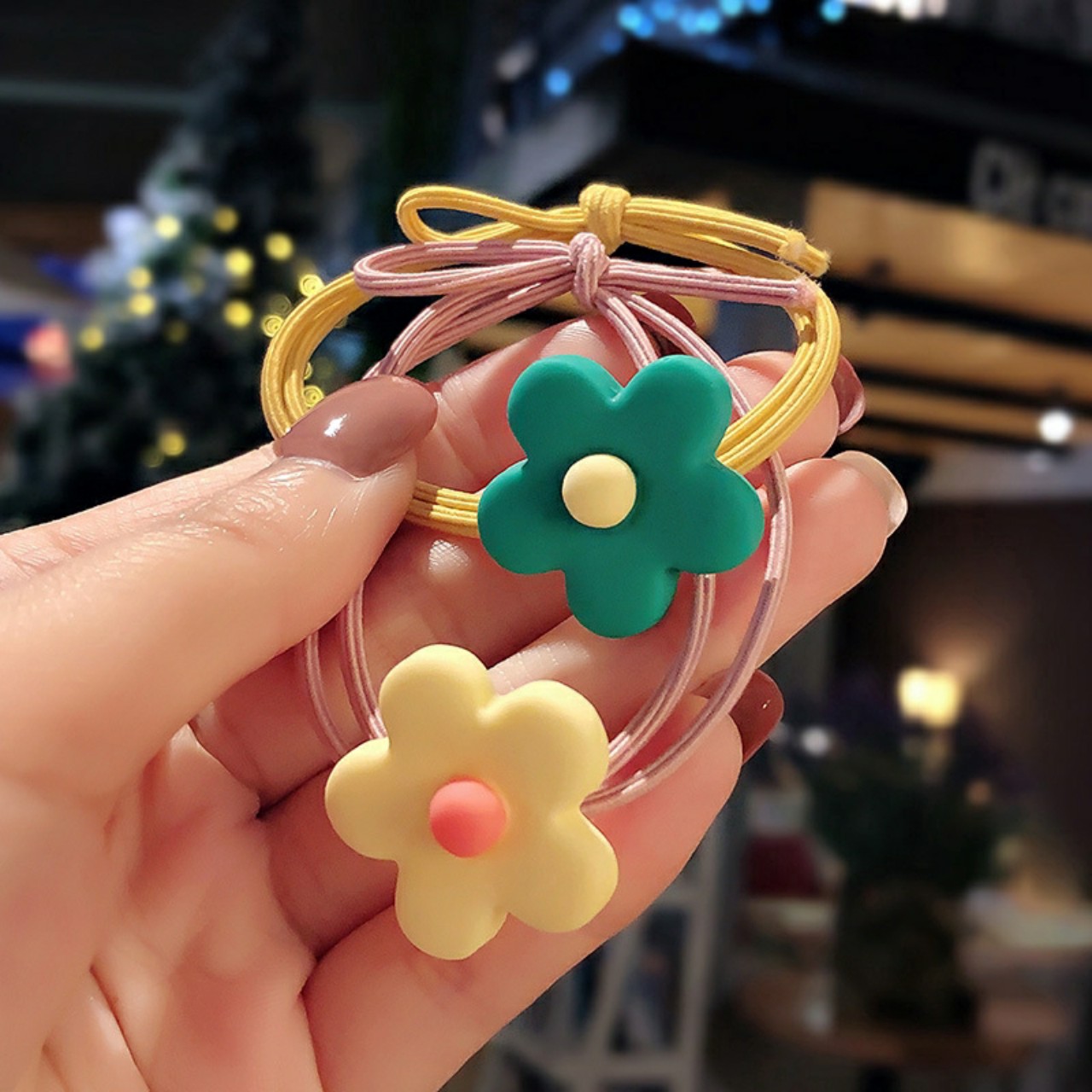 Cột tóc hình hoa mai cute cho bạn và bé