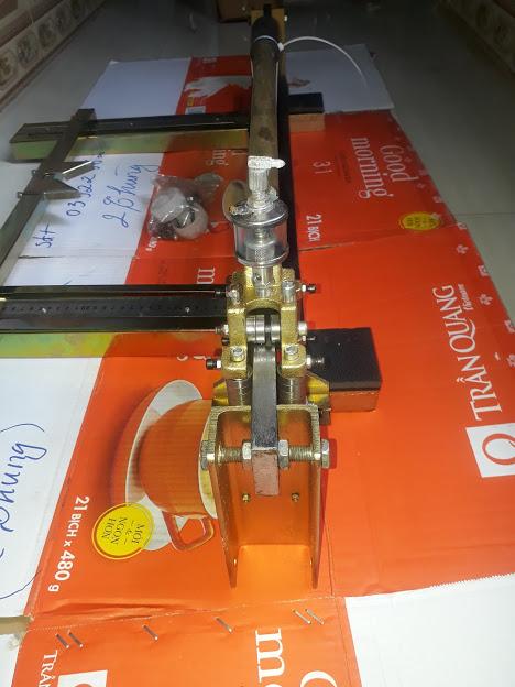 Máy cắt gạch siêu cứng bàn đẩy UD 3388 (cắt 82cm) - xuất xứ Thái lan,có bình bơm nhớt bôi trơn trên đầu máy tiện lợi.