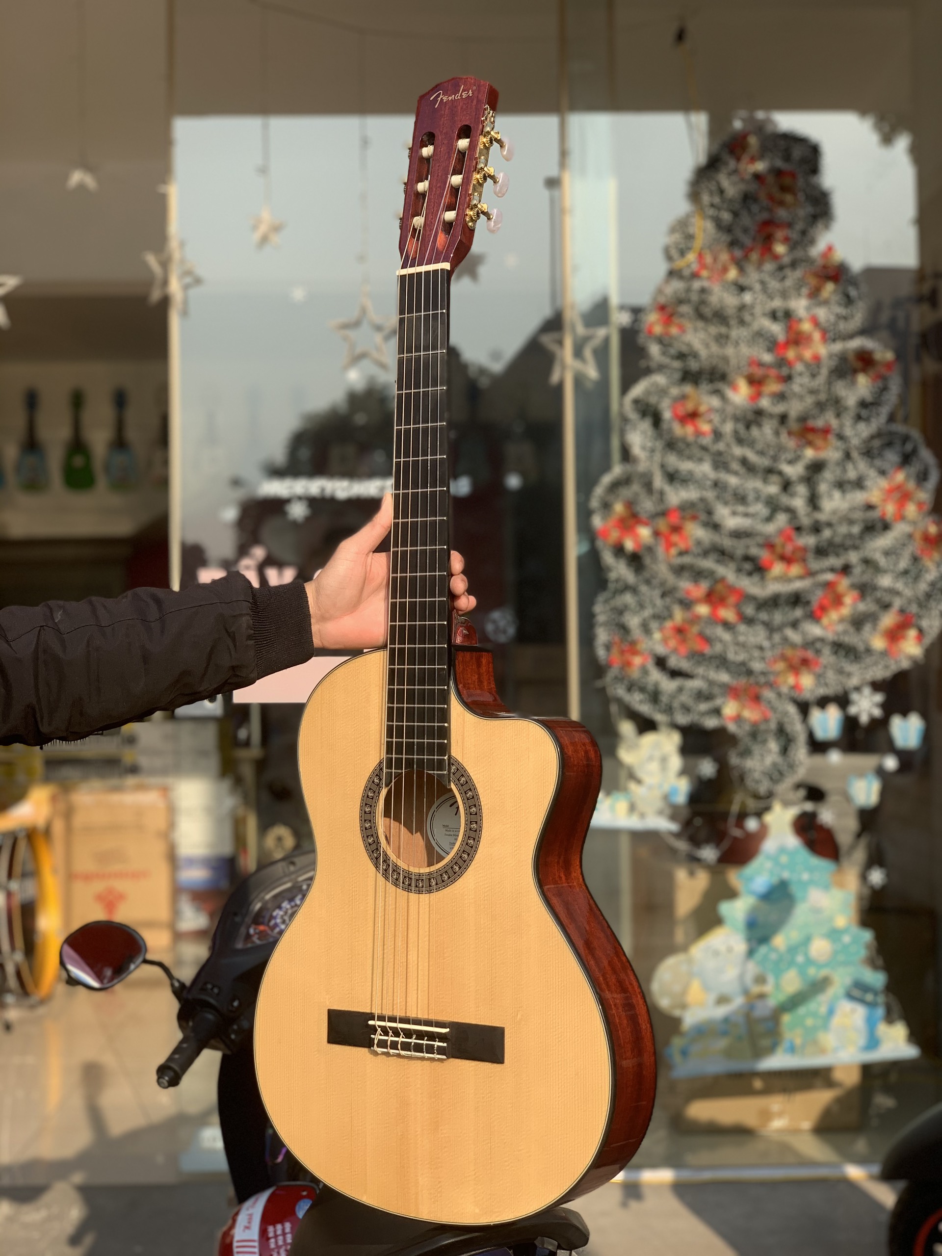 Guitar classic Fender CN240SCE thùng mỏng EQ Fishman (Tặng kèm full phụ kiện)